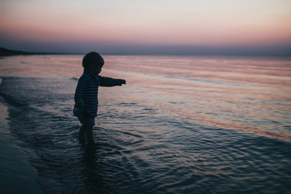 Silhouette of a toddler at the beach (stock photo).